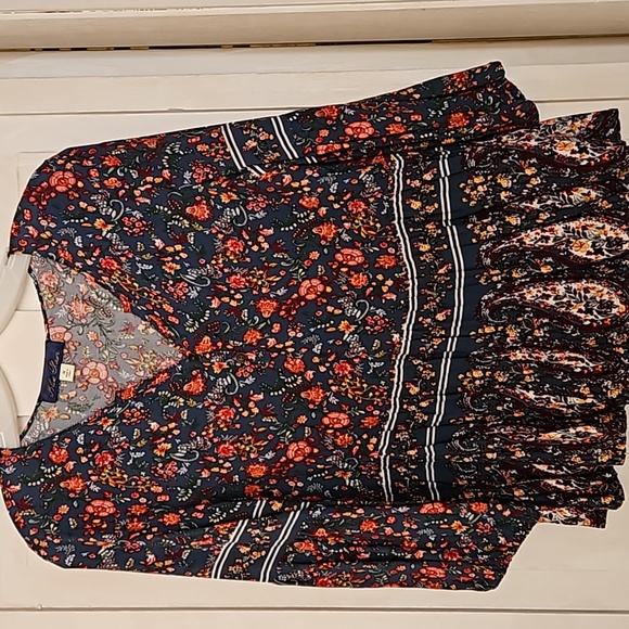 Set of 3 Francesca's Tops - Picture 3 of 4